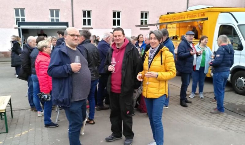 Monika Hartl auf dem Wochenmarkt in Kleinostheim