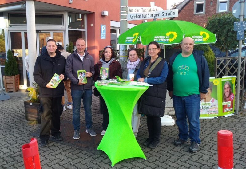 Grüner Infostand beim Back-Cafe